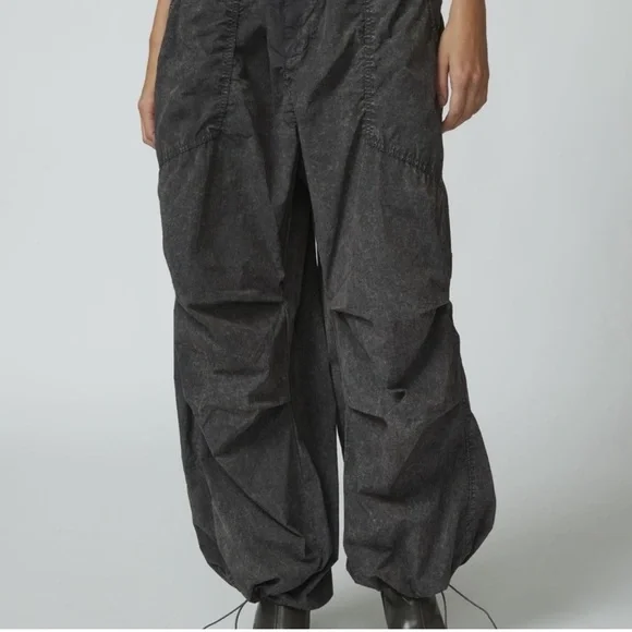 NWT Urban Outfitters Sloan Nylon Balloon Pants. Size: XS. Excellent condition - Picture 2 of 14